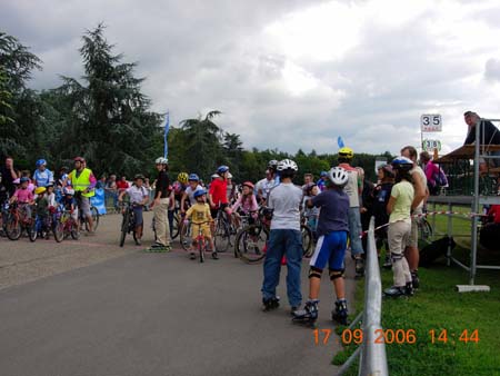 809 Départ des enfants en Vélos et Rollers