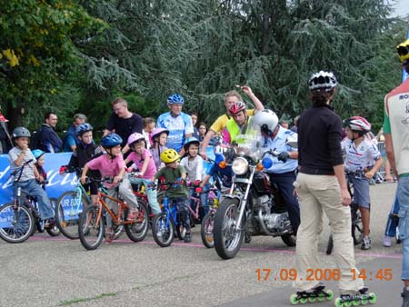 810 Départ des enfants en Vélos et Rollers