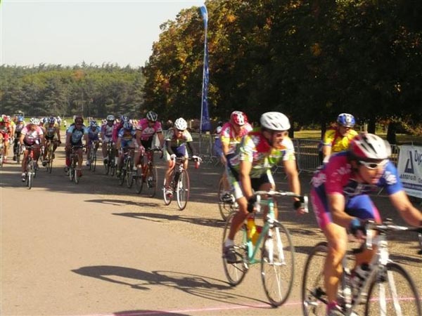 18_Le_peloton_des_4eme_emmene_par_Michel_Jacquin_du_VCMB