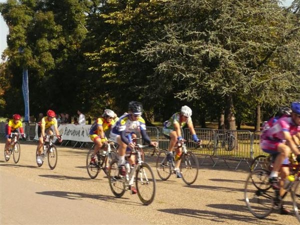 24_Peloton_etire_en_3eme_Cat_