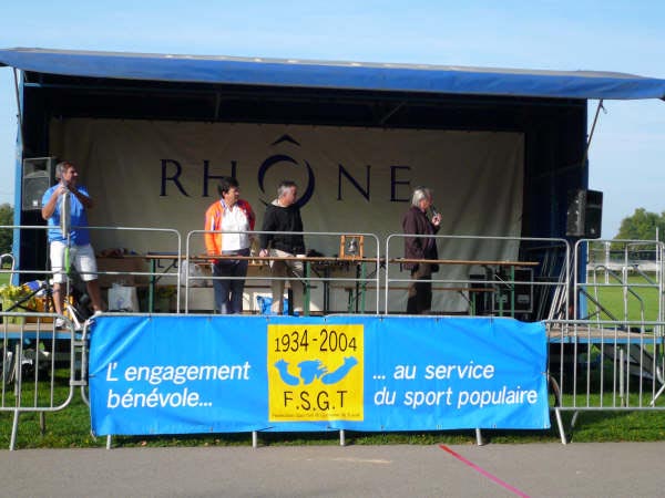 005 Le Podium avec le speaker Claude Bussy
