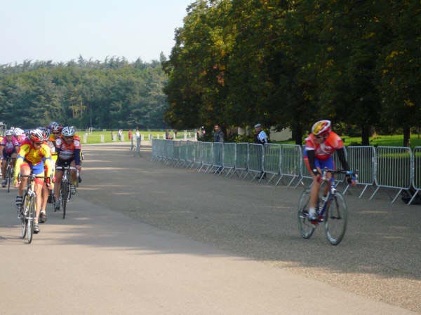 006 Passage des 4ème Jean-Paul Violano de l'ECMVV surveille le peloton