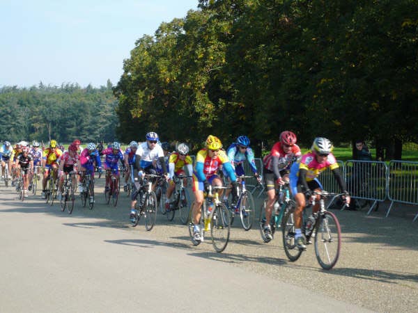 043 Bernard Vuiton VC Lagnieu en tête du peloton des 4ème cat.