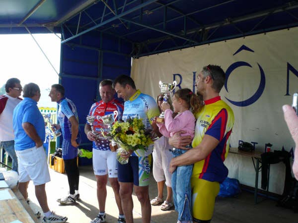 079 Podium des 4ème, au centre la vainqueur O Novelli du CVAC, à droite le second L Caldas de l'ES Jonage, à gauche le 3ème A Chevalier de l'ACTP