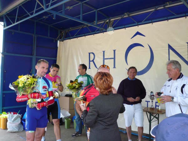 158 Régis Lala  de VTT Mirage second en 1ère et 2ème catégorie est à son tour récompensé