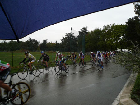 003 C'est parti pour les 4eme Cat. sous la pluie