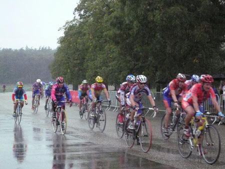 061 Gerard Vallet ECMVV en tete du peloton des 5eme devant son coequipier Philippe Protas
