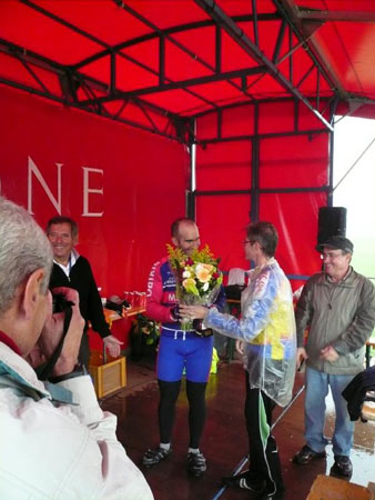 111 Cecile offre le bouquet du vainqueur a Jeremy