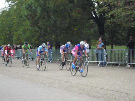 197 Avant dernier tour pour la 3eme categorie, Serge Plasse du VCMB se porte en tete du peloton