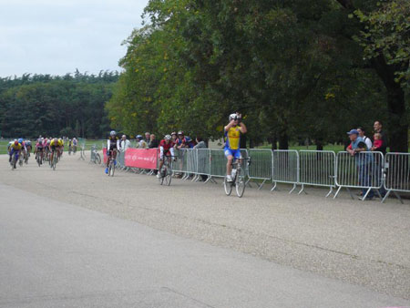200 Arrivee des 3eme. Victoire de Christophe Piquet de Brison St Innocent devant Joel Divay de Trollsports et Pascal Balouzat du VC Sanclaudien