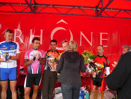 206 Madame le Maire Michele Picard recompense le 1er (coupe et  bouquet) des 3eme categorie
