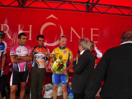 207 Claude Bussy notre brillant speaker  interviewe les coureurs de chaque podium