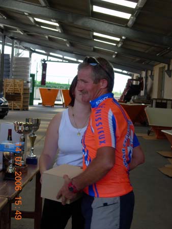 Bisous et récompenses à Gérard 2ème de la course en 4ème Cat