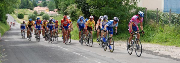 05_Le_peloton_des_2ème_Cat__derrière_les_échappés