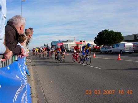 337_Le_peloton_commence_à_s'étirer_chez_les_3ème_Catégorie
