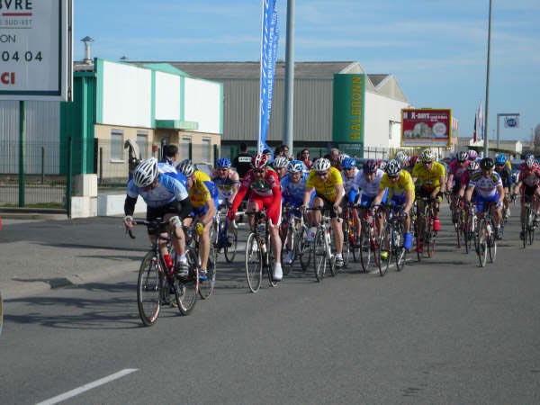 32 P Ginon VC Sérézinois secoue le peloton des 5ème