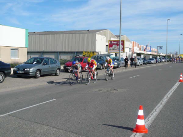 47 Un petit groupe emmené par C Grenaud EC St Priest devant le peloton des 3ème
