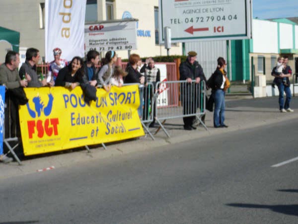 59 Les spectateurs attendent l'arrivée des 3ème