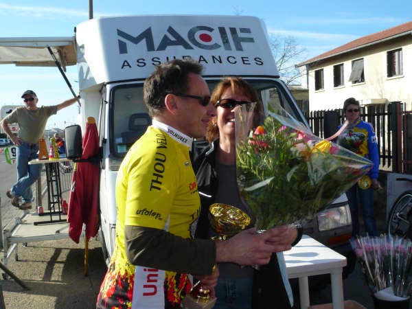 92 Liliane remet le bouquet à Eric Delorenzo de St André de Corcy brillant vainqueur en 5ème
