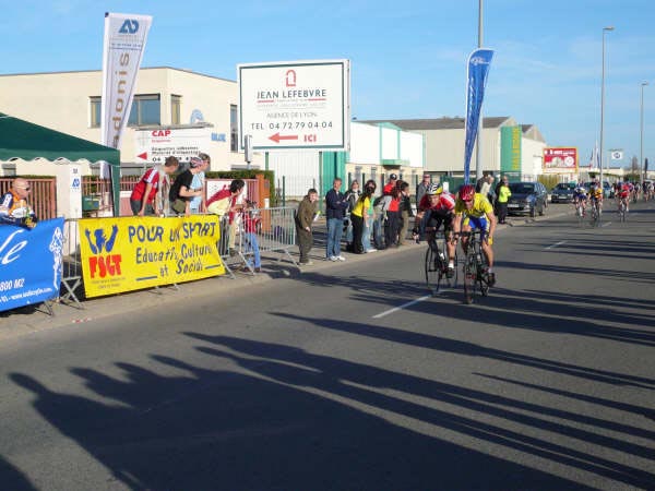 W22 Sprint d'arrivée en 4ème entre C Malatrait de St Rambert et M Exposito de Roussillon, ce dernier en sera le vainqueur