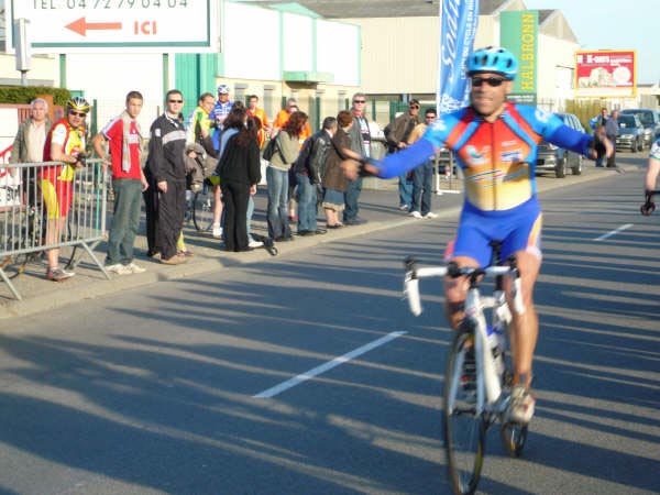 W30 Arrivée de Manuel Goncalves de la Roue d'Or du Chambon Feugerolles vainqueur de la course 1 et 2