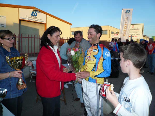 W36 Manuel Concalves le vainqueur en 1 et 2 récompensé par Maria pour le bouquet