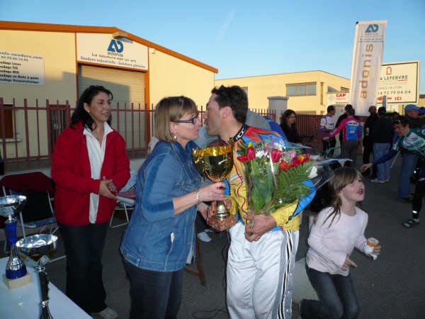 W37 La coupe et la bise de Sylvie pour Manuel