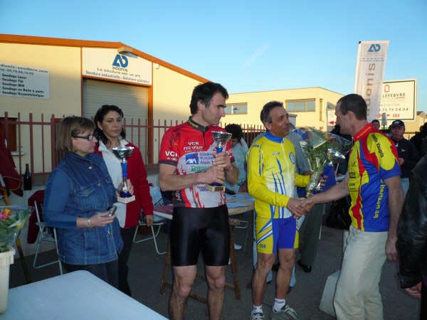W50 Poignée de mains entre le vainqueur M Exposito et le 3ème Bruno Biezuz de H38 qui va recevoir sa récompense