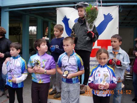 25 Podium Pupilles; sur la plus haute marche Thomas Voldoire, à sa droite Malhory Caradec 2ème et à sa gauche Antoine Herbe 3ème.jpg