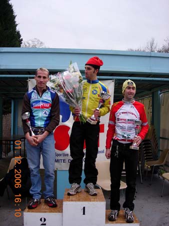 35 Podium du classement scratch; au centre, Manuel Villette, à sa droite, Jean-Christophe Patay et à sa gauche Jérôme Vacher.jpg