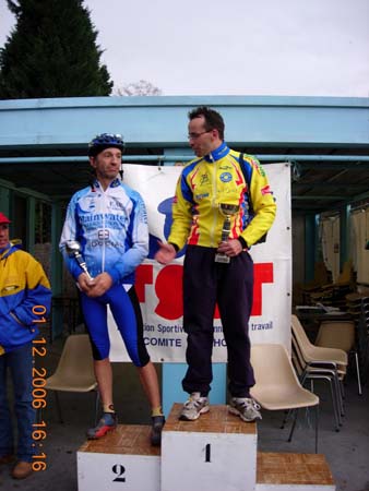 37 Podium des séniors B à droite Barreau Stéphane du VC Brignais, à gauche Gilles Buatois du VC Sérézin (manque Daniel Vapillon)