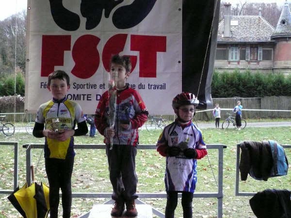 094 Ppodium Poussins, sur la plus haute marche, le vainqueur Jérémy Reynaud, le second Vicor Neveu et le 3ème Paul Jalaguier