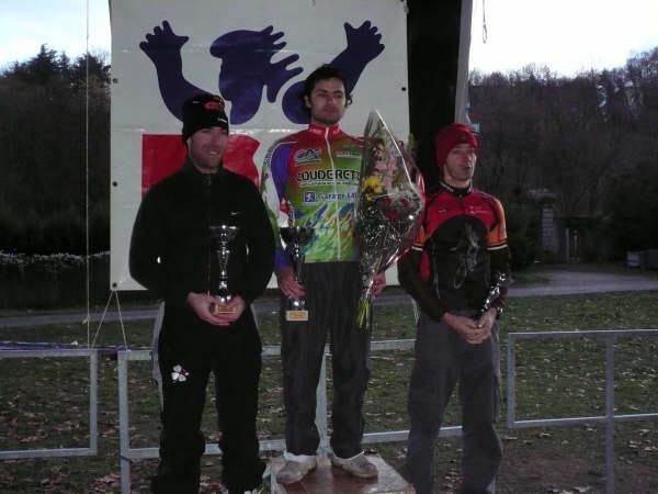175 Podium scratch Séniors 1er Raphaël Verchère, 2ème Régis Lala et 3ème Eric Matheau