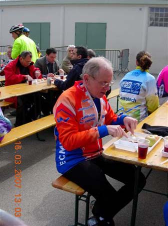84 Edmond_à_table