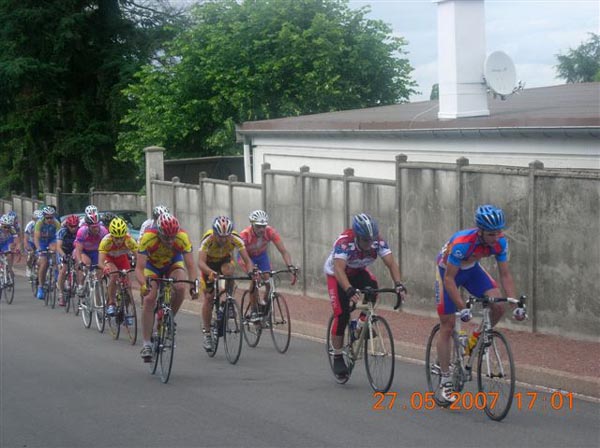 13]_3ème_cat__2ème_tour,_Hocine_dans_les_premiers_du_peloton