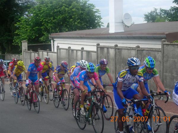 14}_3ème_cat__derrière_le_peloton_s'étire