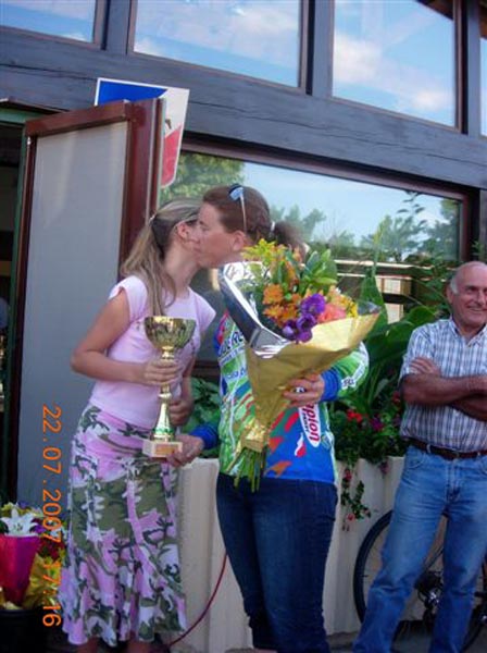 z101)_Floriane_remet_la_coupe_à_Mireille