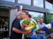 z100)_Patrick_remet_le_bouquet_à_Mireille_Cade