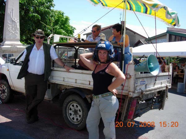008 Maria attend Jacky pour un tour de moto sous le regard de Bernard