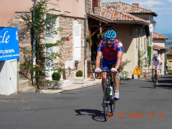 042 Bruno CHAPON vainqueur dans l'épreuve des 1ère et 2ème cat. devant Olivier BELKIS qui termine 3ème