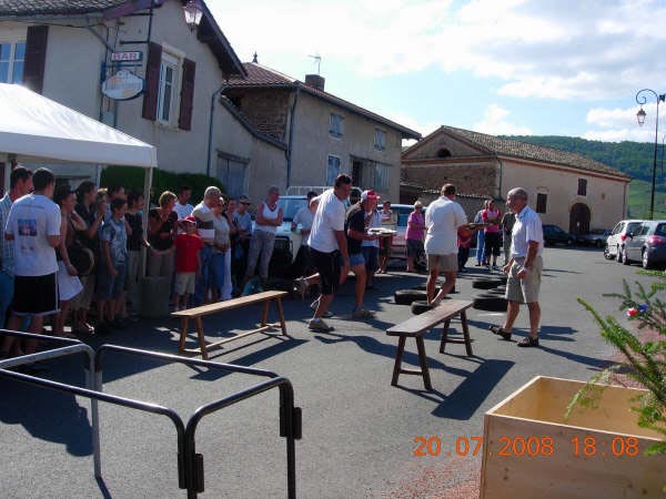 090 Après la course, c'est parti pour les jeux, Nicolas passe le relais à Jean-Paul