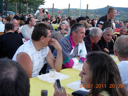 055 Le soir tout le club reuni pour l omelette
